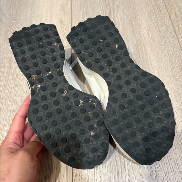 Big Kid New Balance 327 - size 5 (women’s 7) - Picture 6 of 8